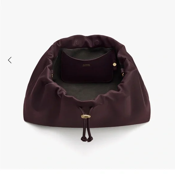 Cuyana Dia drawstring shoulder bag in smooth lambskin leather- Plum - Picture 5 of 10